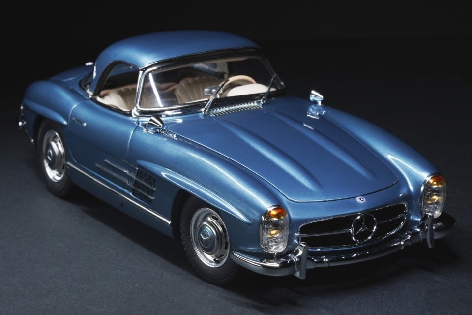 Mercedes 300 SL Roadster, la luce scolpisce il metallo