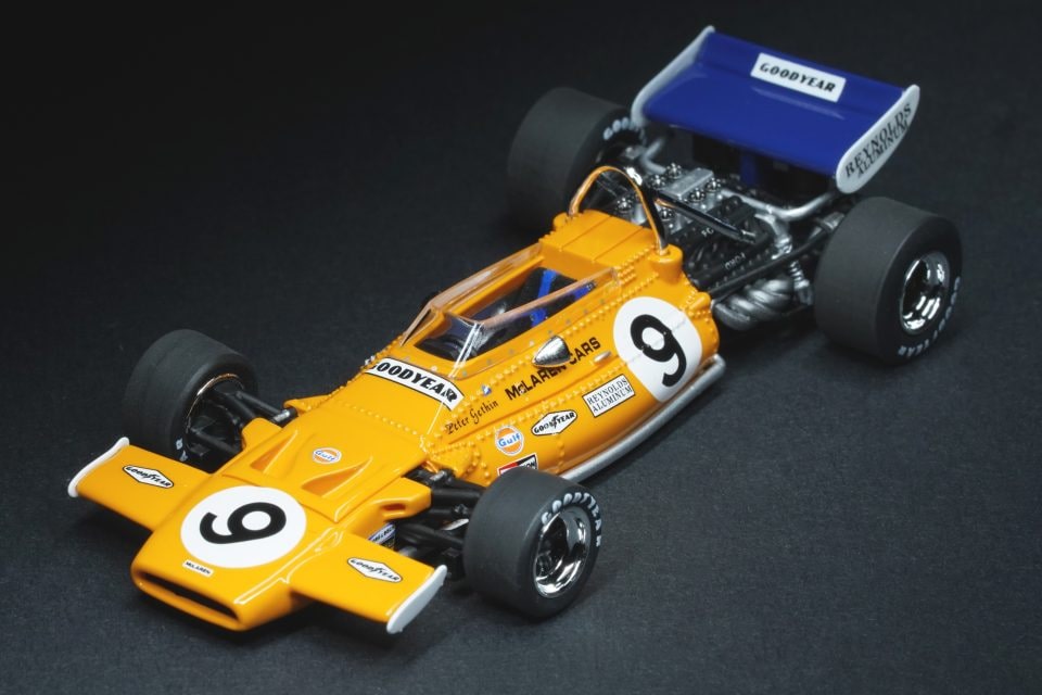 Il papaya della McLaren M19A rivive in miniatura