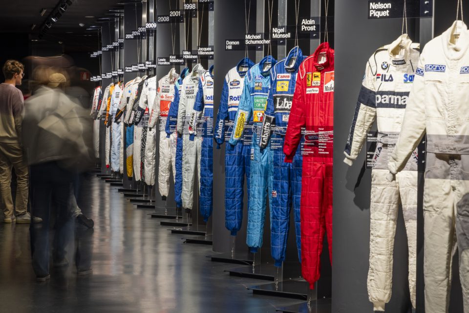 Le tute dei piloti di F.1 in mostra al MAUTO