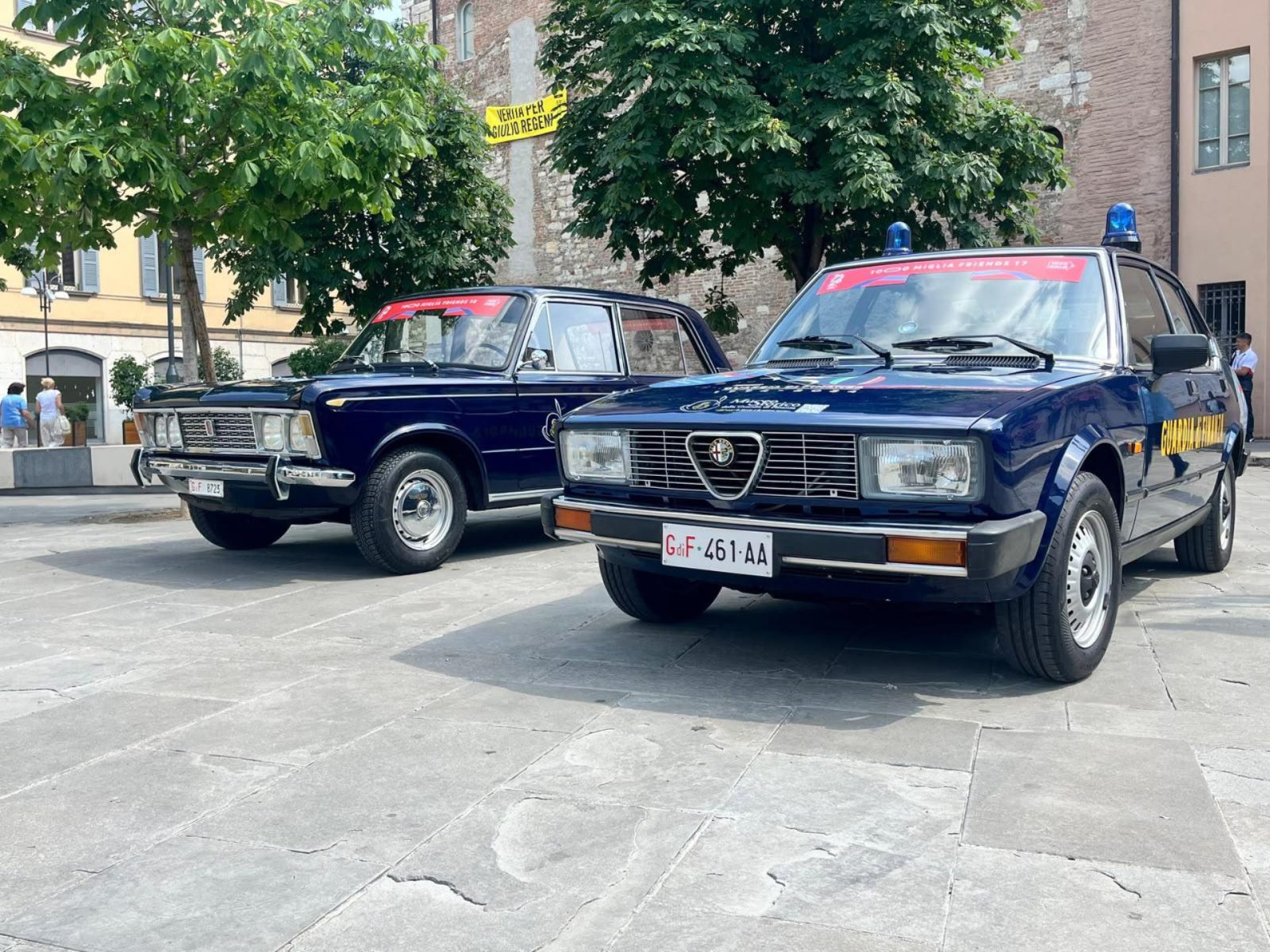 Quante auto in divisa alla 1000 Miglia!