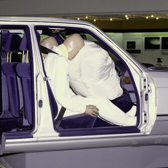 Erster Beifahrer-Airbag