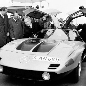 Il Presidente della Repubblica Federale Tedesca Walter Scheel viene acompagnato dal Prof. Dr. Hans Scherenberg , amministratore delegato della Daimler AG durante la visita agli stabilimenti Mercedes-Benz  di Untertürkheim il 30 ottobre, 1974.