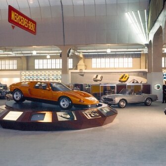 La Mercedes-Benz C 111-II al Salone di Ginevra del 1970, insieme alla Mercedes-Benz W113 280 SL "Pagoda"