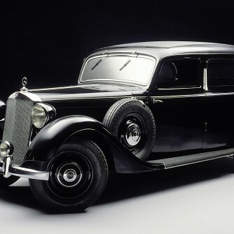 La capostipite - Tutto ebbe inizio nel 1935 con la Mercedes 260D, la prima vettura di serie al mondo equipaggiata con un motore, di 2.545 cm³ da 45 CV, ad accensione spontanea. Per i titolari tedeschi di licenza di trasporto passeggeri, in quegli anni il gasolio costava 17 Pfennig al litro, meno della metà della benzina. Era inevitabile, dunque, che fossero soprattutto i tassisti a guardare con interesse alla nuova arrivata. Anche alcuni privati, attratti dalla prospettiva di un risparmio significativo, scelsero di affidarsi a questa pioniera a gasolio.