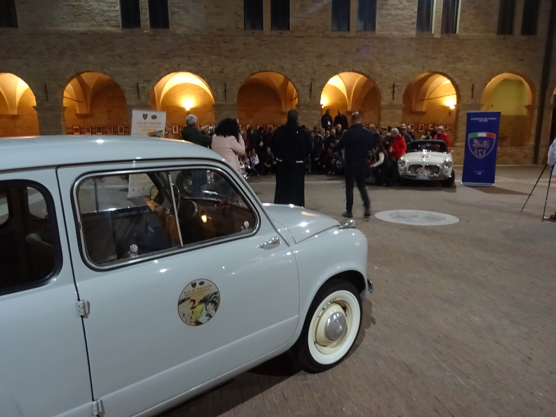 Eva al volante competizione per sole donne. Ruoteclassiche