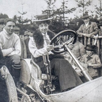 Mercedes Jellinek in posa su una vettura da corsa (1906 ca.)