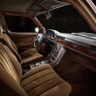 I pregiati rivestimenti in velluto della Mercedes-Benz 450 SEL 6.9