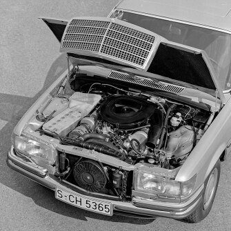 Il poderoso propulsore da 6,9 litri della Mercedes-Benz 450 SEL 6.9 (1975)