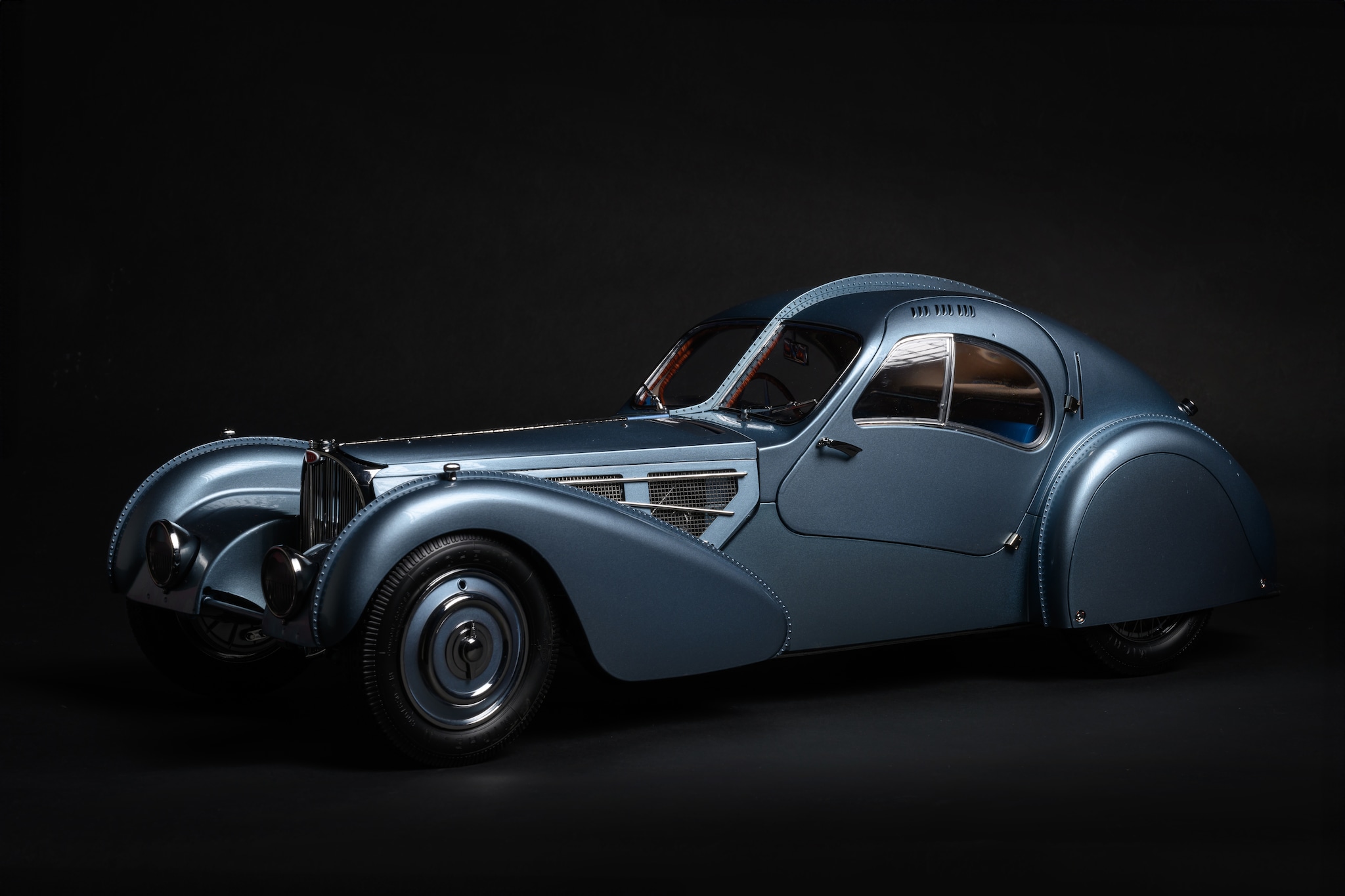 Kit Bugatti Atlantic 57 SC Rothschild 1936 Bleu Gris avec Phares et Son Moteur 1/8 à monter Ixo Models